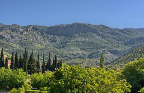 Romantic retreat private jacuzzi and mountain views Split area - Photo 37