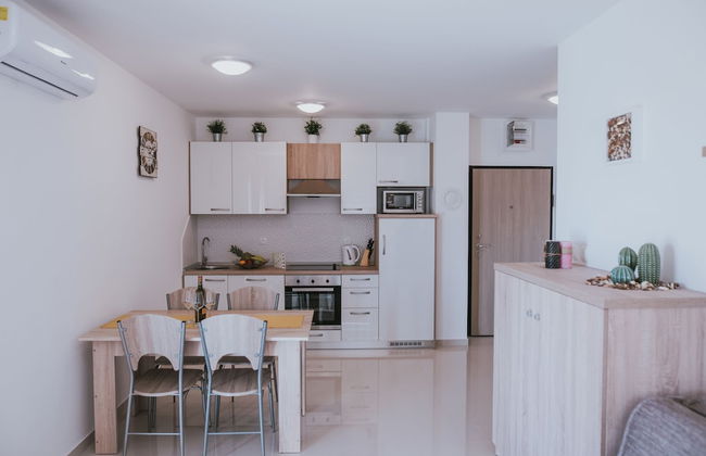 Poolside Hideout Apartments - Photo 24