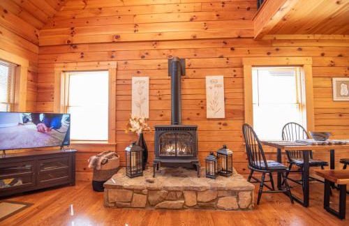 West Jefferson Cabin- Hot Tub, Fireplace, Sleeps 7 - Foto 29