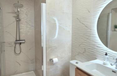 5 Bedroom Villa with HEATED Pool with breath-taking Sea Views, Walking distances to Shops Restaurants Beach - Photo 19