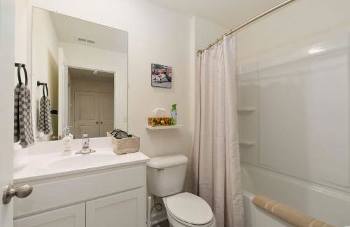 New 3BR Raceday Retreat - Steps from Speedway - Foto 41