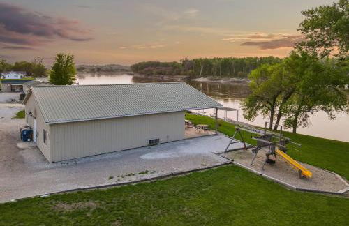 Quiet Riverfront Cabin with Boat Slip Family Friendly Stay in Decatur Nebraska Sleeps 9 - Foto 12