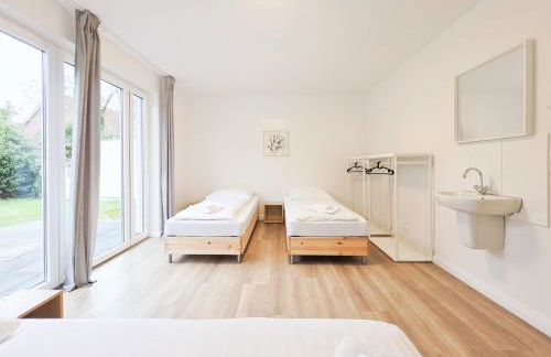 Tolstov House - 6 Zimmer Haus - große Küche - Garten - Parkplatz - 25min Messe DUS - Foto 12