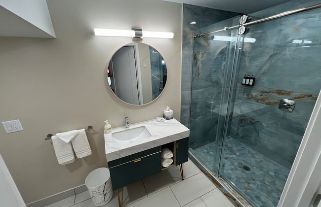 Lighthouse Inn & Suites - Photo 59