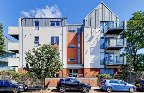 Modern 2 bed 2 bath with Balcony in Rayners lane Pinner Harrow near Wembley Greater London - Photo 6