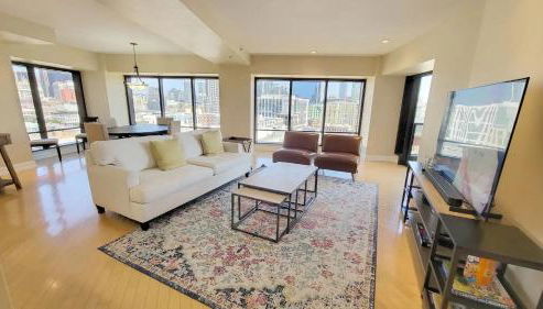 Luxurious and Spacious 2-Bedroom Condo Unit Downtown San Diego in the Heart of the Gaslamp Quarter - 30-Day Min recommended - 14-Day Min acceptable - Foto 4