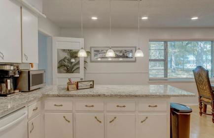 Owl Hoot Lake Retreat- Dock, beach & wooded haven! - Foto 31