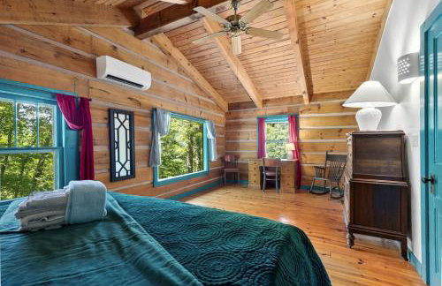 Beautiful Rustic Cabin Surrounded by Nature with Incredible Views and a Wrap-Around Deck for an Amazing Glamping Experience in Marshall, NC - Foto 31