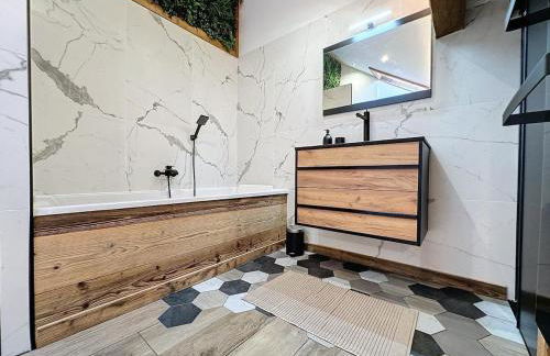 Modern 2BR Apt with Mountain Views & Private Parking - Foto 14