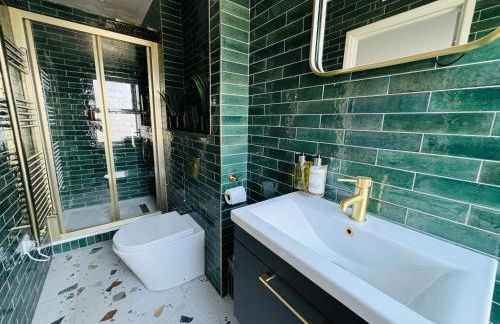 "The Penthouse Newquay" by Greenstay Serviced Accommodation - Spacious 3 Bed 3 Bath Apt with Sea Views, Sun Terrace & Private Parking - Perfect For Families, Small Groups & Business Travellers - 5 Mins To Beaches, Shops & Restaurants - Dog Friendly - Foto 56