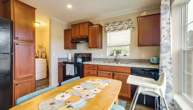 Rapid City Vacation Rental 4 Mi to Torch Lake - Photo 4, Intérieur