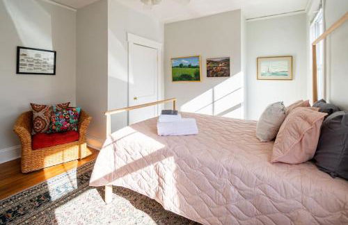 Globetrotters Suite in Historic Richmond with Patio - Foto 17