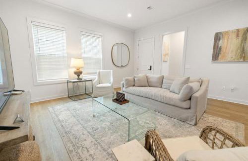 Chandeluer Shore 9 - Steps to Beach, Pet-Friendly, Pool, Fast WiFi - Foto 1