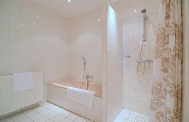 Spacious Holiday Home in Rekken With Hot Tub - Foto 18