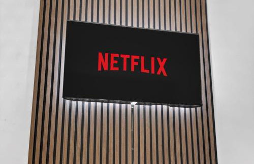 City Centre 2BR Apt with Balcony Access and Free Parking - Foto 23