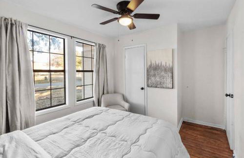 Southern Magnolia House with Porch Swing - Foto 16