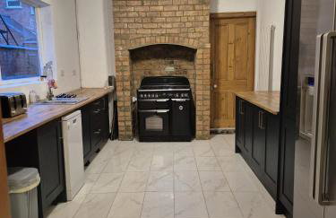 Beautiful 5-Bedroom home with Free Parking - Foto 7