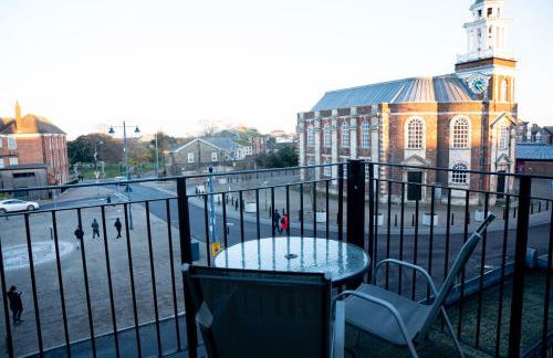 Modern Penthouse with Balcony - Near Beach & Town - Foto 32