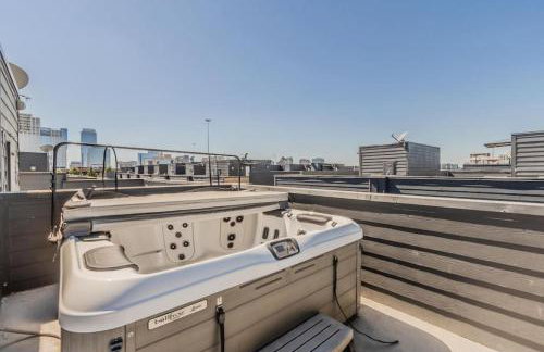 Stunning Townhome Near Uptown - Photo 6