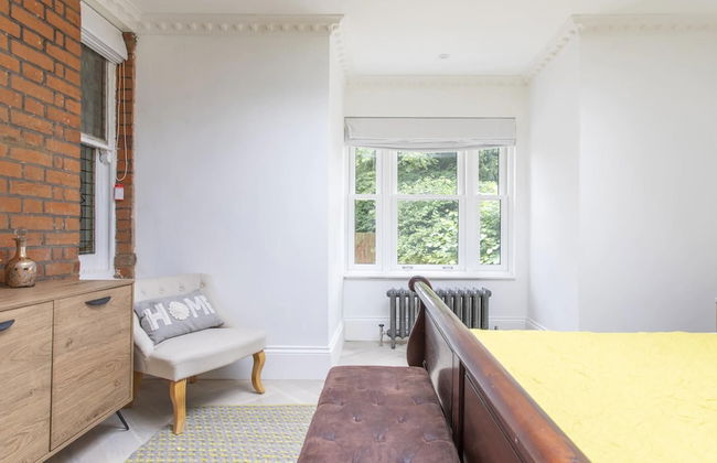 4-bed Flat in West London, Sleeps 8, 8 min to Tube - Foto 3