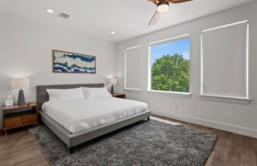 Modern Dallas Townhome with Private Rooftop, City View, Private Parking & Grill - Photo 14