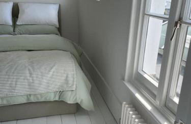 Double-Bed Bedroom, Living Room and Kitchenette, private Bathroom and Utility Room available at Willow House, Shepperton - Foto 5