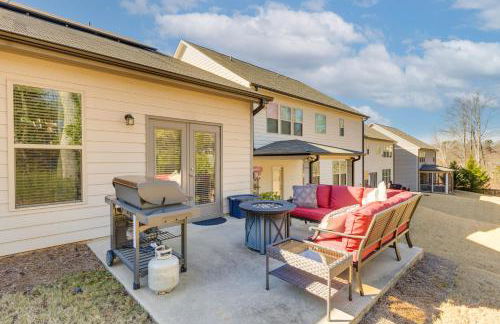 1 Mi to Lake Lanier Modern Home with Patio and Yard! - Foto 22