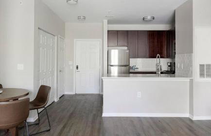 Landing Modern 2BD Pool Clubhouse - Foto 12