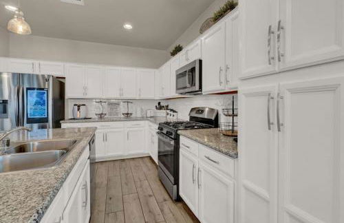 Serenity Retreat: 3BR, Heated Pool, Parking - Foto 11