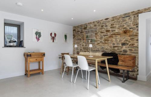 Cartws at Pentrecelyn - styilish barn conversion with large kitchen and outdoor space - Foto 19