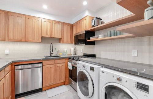 Charming Victorian Oasis with an Elegant and Spacious Haven - Foto 54