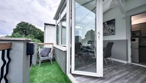 Sleek Skyward Serenity 2bed w Pool Table - Ystrad - Foto 5