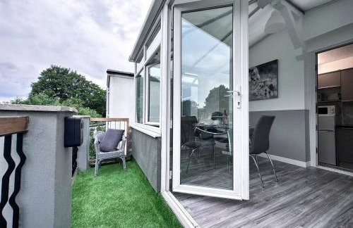 Sleek Skyward Serenity 2bed w Pool Table - Ystrad - Foto 5