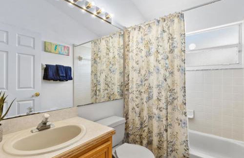 Sunny Getaway with Private Pool, Spa & Fenced Yard - Foto 21