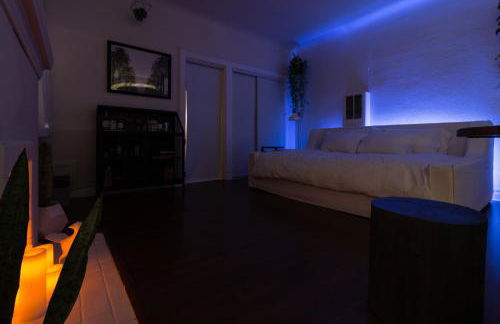 Sunny Boho Chic West Hollywood Flat! - Photo 16