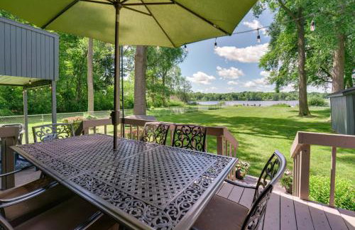 Lakefront Retreat with Views and Decks and Fire Pit - Foto 31