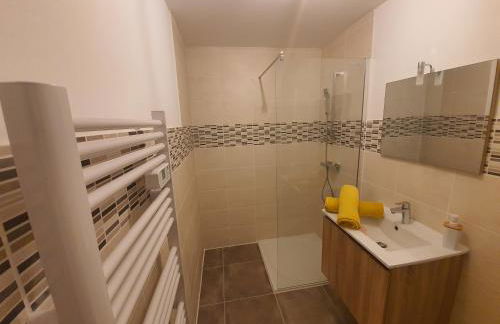 "Le Petit Paradis" au Centre Ville d'Oyonnax - Foto 62