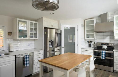 Cozy Family Retreat with Yard - Walk to Olde Town - Foto 3