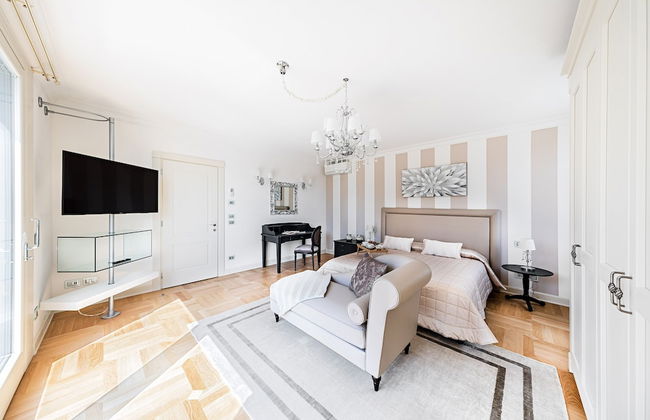 Luxury Lakefront Catullo with pool - Photo 23