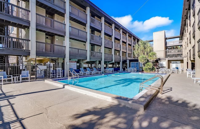 Newly Remodeled Oceanfront Condo with Salt Water Pool and Private Walkway to Beach by RedAwning - Foto 19