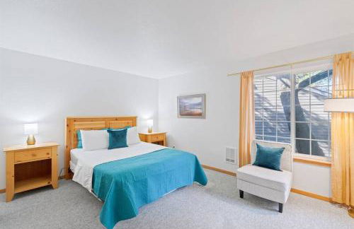 Cannon beach vibes, steps to the beach,WIFI,3 full bedroom en suites with 3 fireplaces,Near Downtown - Photo 27