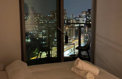 High Floor Modern 1BR Stunning Views Balcony Portable AC Free Parking - Photo 3