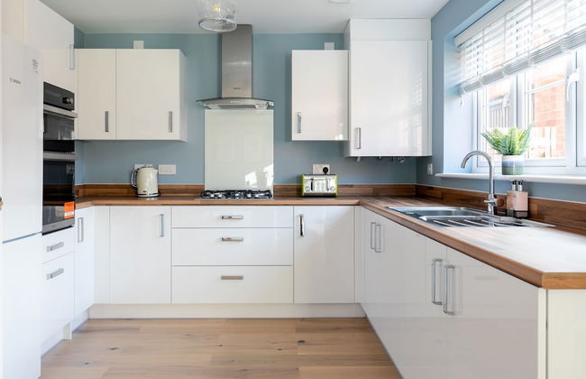 4 Bedroom Detached House 5mins Walk to Shopping Village - Foto 29