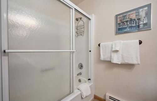 Ski Town Hideaway | Fireplace + Walk to Downtown - Foto 27