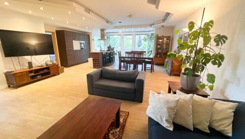 Große & voll ausgestattete Apartments, Studios, Doppelzimmer, Workspace, Parkplatz, Netflix, Prime & schnelles Wifi in ruhiger Lage mit Garten - Foto 2