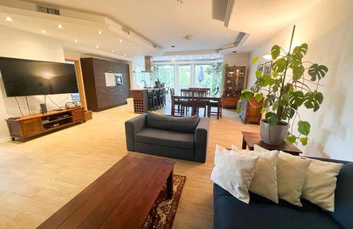 Große & voll ausgestattete Apartments, Studios, Doppelzimmer, Workspace, Parkplatz, Netflix, Prime & schnelles Wifi in ruhiger Lage mit Garten - Foto 2