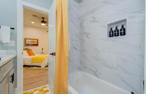 3bd-Rooftop Movie Theater-BBQ-Retro Music Theme-Downtown 8mins - Photo 45