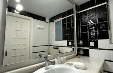 Luxury Villa with Pool, BBQ & Garden in Vouliagmeni - Foto 8