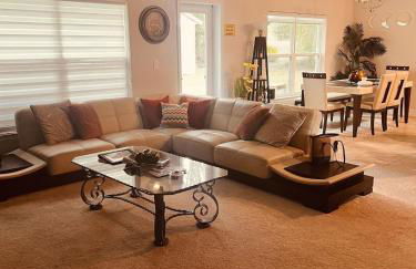 Modern 4BR Home with Wi-Fi & Garage Games - Foto 4