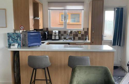 2 Bed Chalet Sleeps 6 - Pets Near Beach Parking - Foto 9
